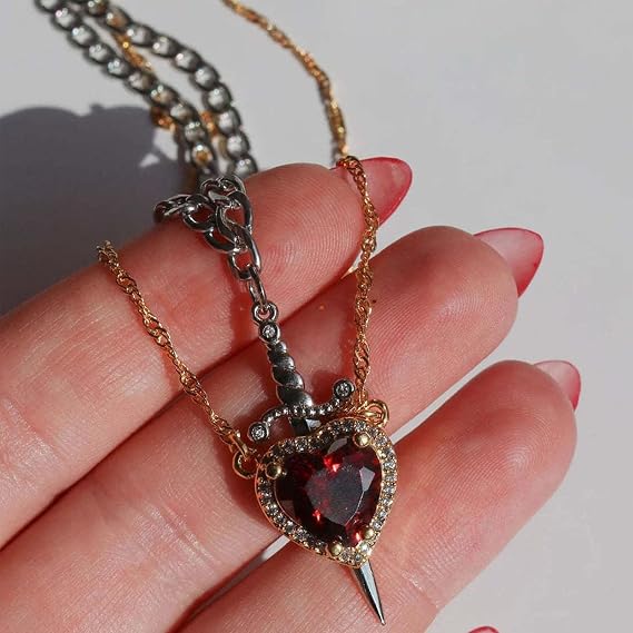 Collier Duo Cœur & Épée – Symbole d’Amour - Un cœur serti de cristaux et une épée dorée, pour un cadeau romantique qui raconte votre histoire à deux.